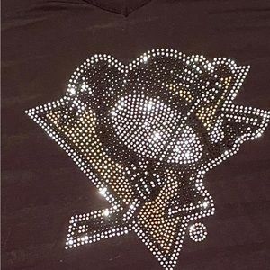 Women’s Pittsburgh Penguins long sleeve Tee. With rhinestone logo design.